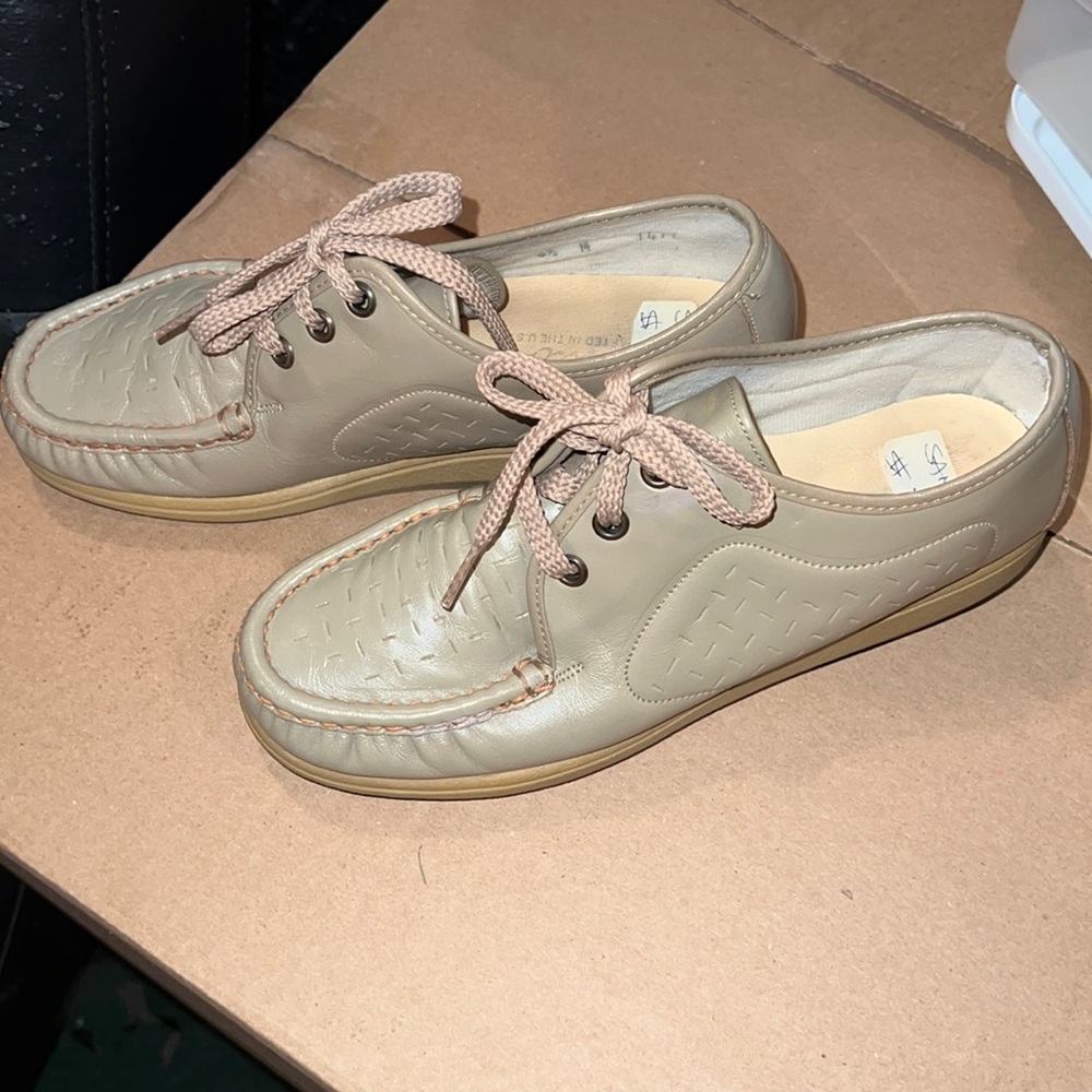 Womens- 6.5 comfort walking shoe *5 for $25 sale